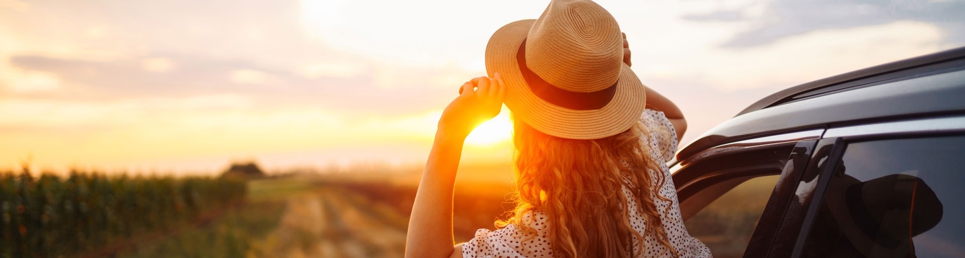 Ontspannen gelukkige vrouw op zomervakantie leunend uit autoraam